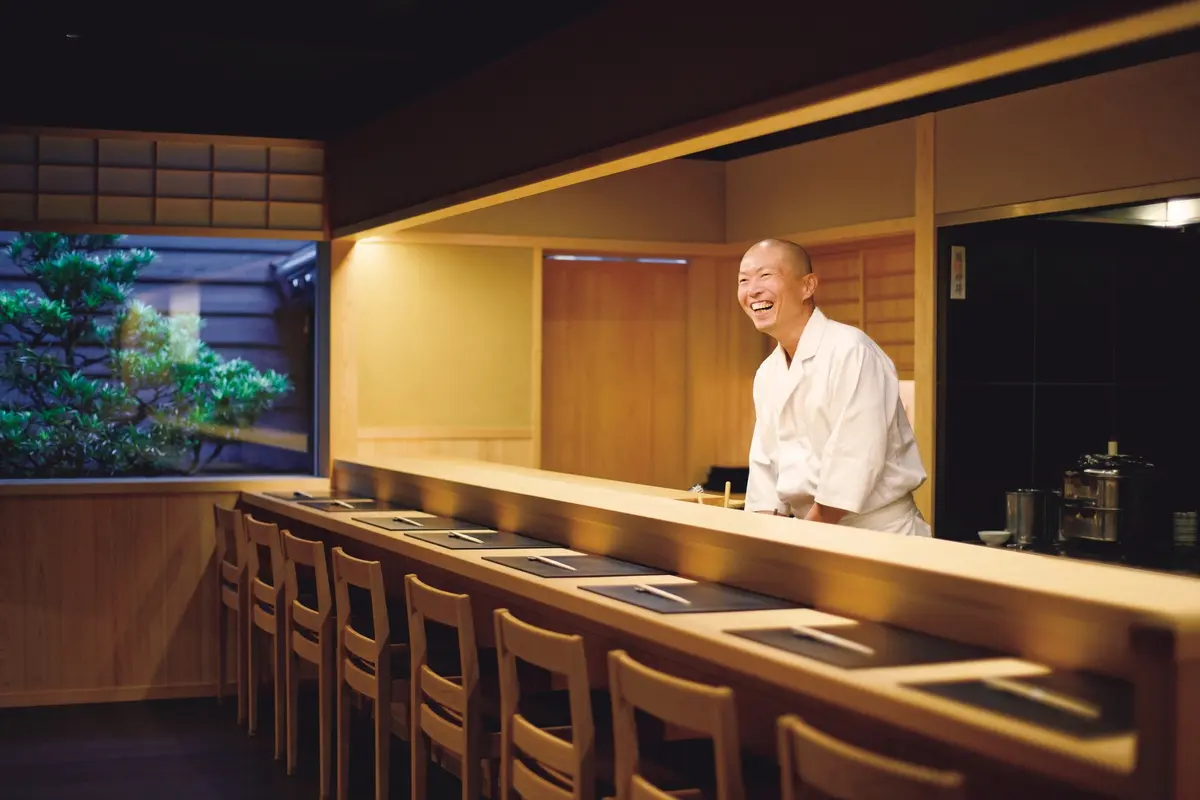 国内旅行　金沢　和食　『鮨一誠』　甘エビ、バイ貝　冬限定のネタをワインと　店内　店主