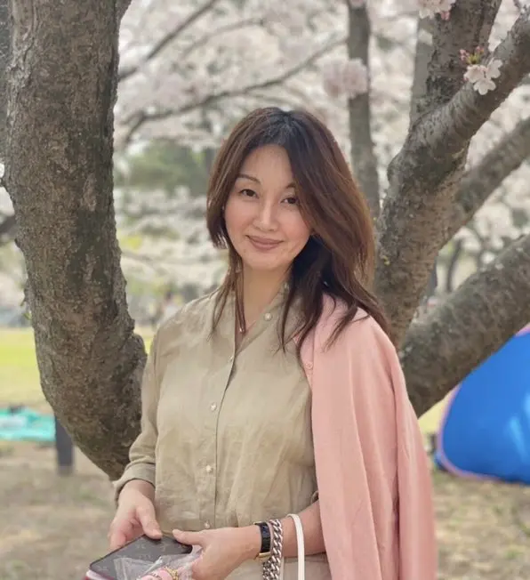 桜の木の前　女性