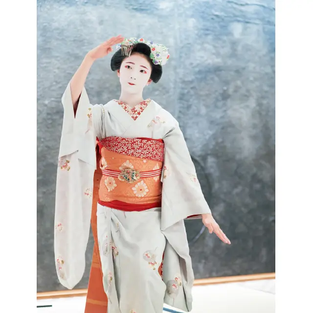 毎日18時15分から地下１階のガーデンフロアで舞を披露。その際、宿泊者にはスパークリングワインなどのドリンクサービスも 