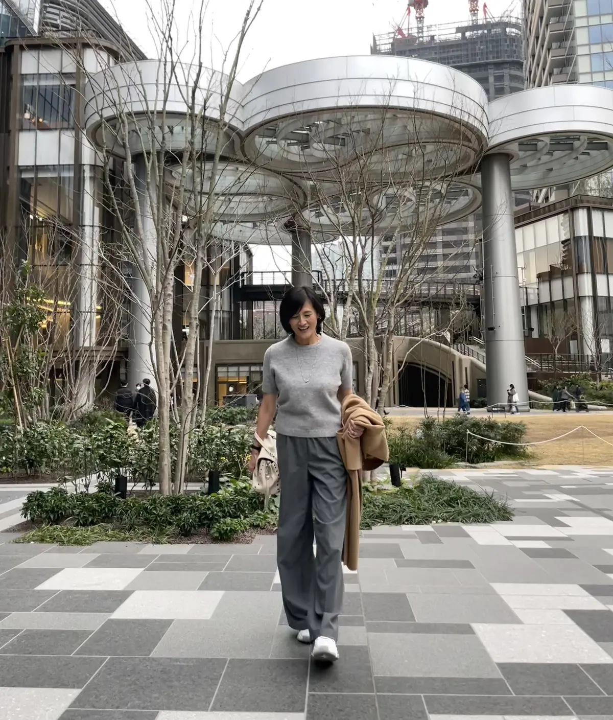 春のグレーコーデの画像_2