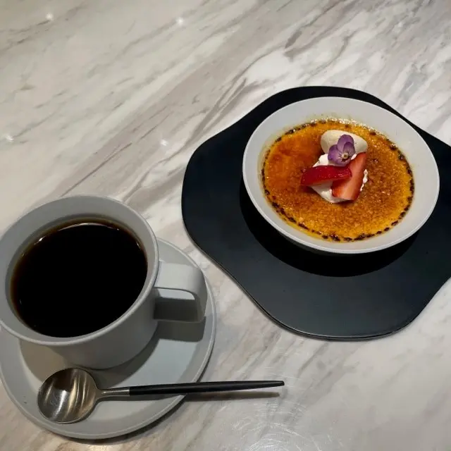 SHIEIDO THE STORE ４階のカフェ　コーヒーと白味噌のクレーム・ブリュレ