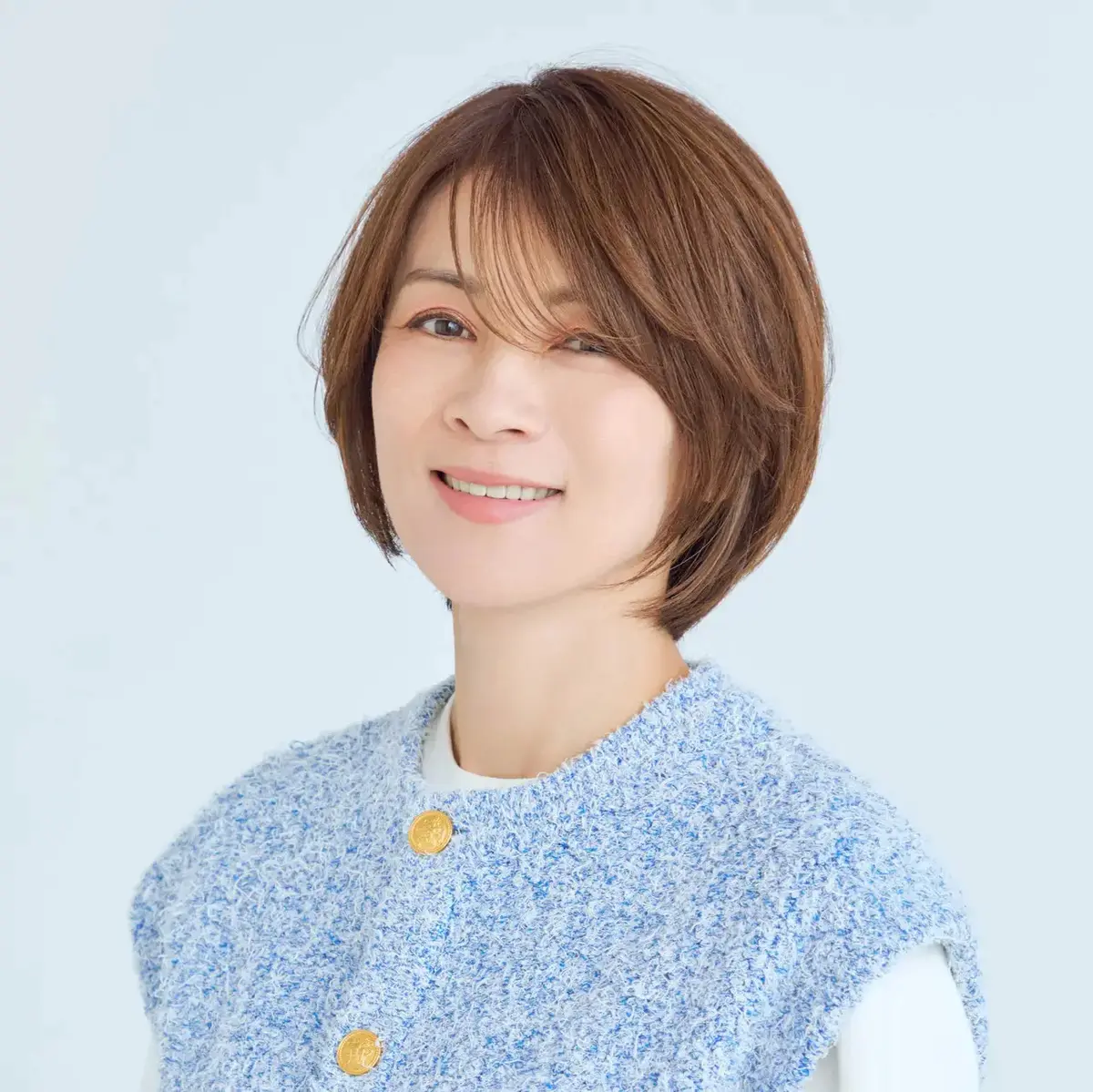 派手にならないハイライトで上品なショートヘア