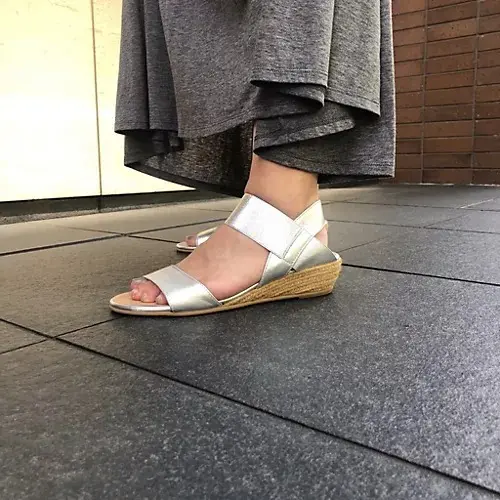 軽量シルバーサンダルで楽しく過ごす50代の画像_4