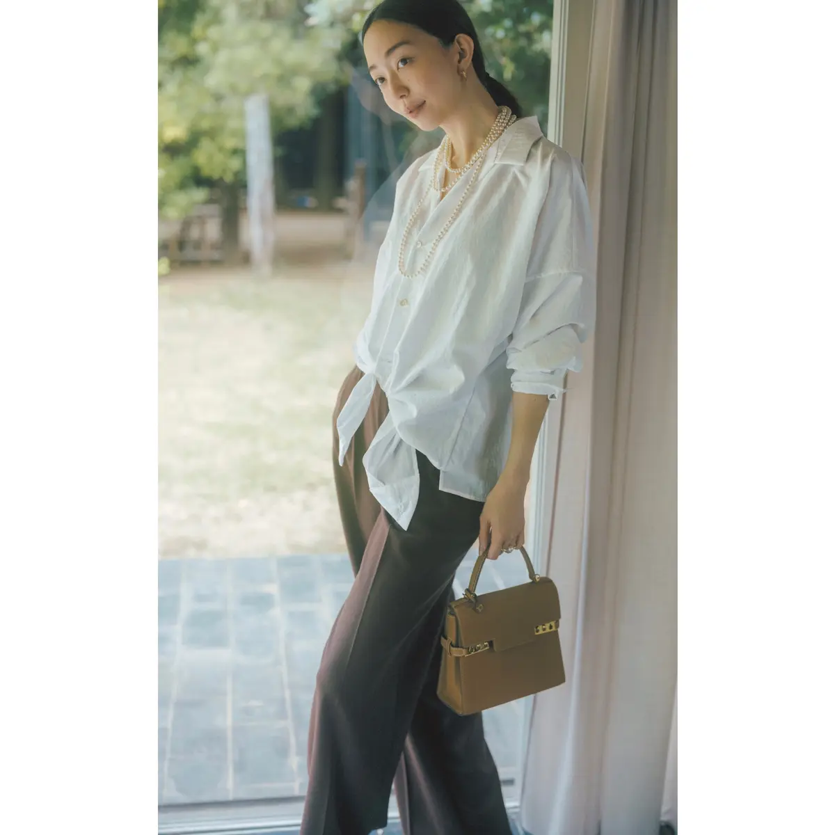 白シャツにブラウンパンツを合わせたコーディネート　モデル・松島花