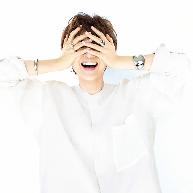 夏の手もとに欠かせないクールで コンテンポラリーなシルバージュエリー