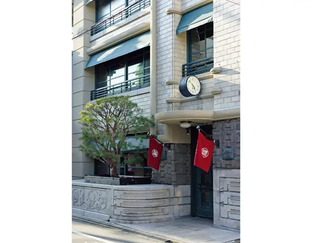 正面入口には、かるたやトランプを製造販売していた際の看板も見つかる-1