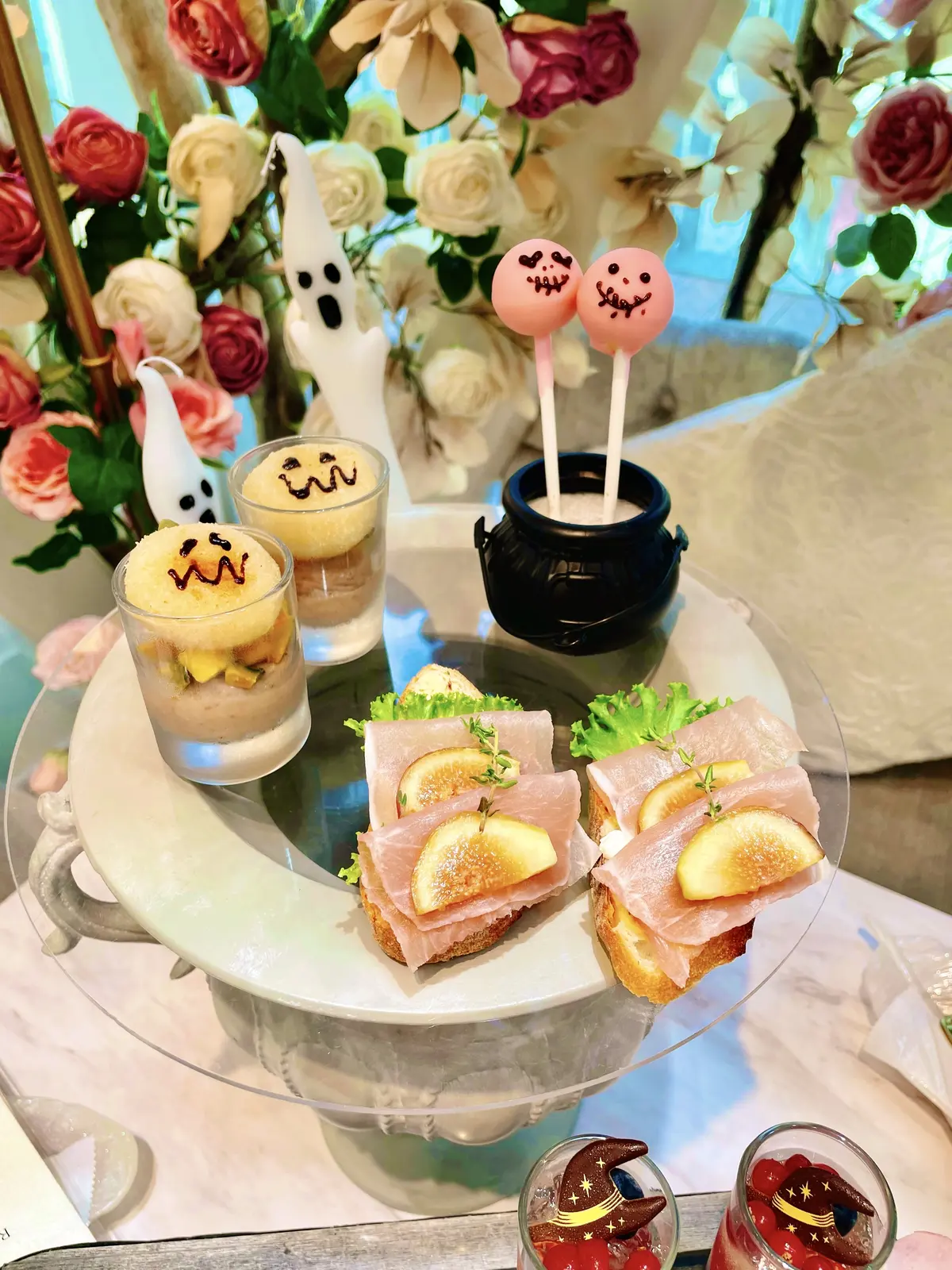 店内、薔薇の世界、ソファ、ソファー、テラスソファー、黒ヒール、フラットシューズ、ローヒール、黒ローヒール、パンプス、黒パンプス、ビジュー付きパンプス、キラキラ、ビジュー付きシューズ、ビジュー付きヒール、ビジュー付きローヒール、白、白ワンピース、ホワイト、ホワイトワンピース、ノースリーブ、ワンピ、白ワンピ、ノースリーブワンピース、ノースリーブワンピ、秋、秋服コーデ、秋コーデ、残暑コーデ、着回し、夏コーデ、夏ワンピース、夏ワンピ、秋ワンピース、秋ワンピ、夏服コーデ、リボン、黒リボン、ビジュー付きリボン、ブローチ、バレッタ、2way、2Way、Ribbon accessories、Bijou Irise 、shoes、ワンピース、SHEIN、Rose Halloween Afternoon Tea、表参道、オートクチュールカフェ、HAUTE COUTURE CAFE、 Haute Couture Cafe、 期間限定、ローズハロウィンアフタヌーンティー、ピンクハロウィン、ピンクハロウィンの世界、ハロウィン、ハロウィンアフタヌーンティー、アフタヌーンティー、薔薇、薔薇のカップ、パフェ、スイーツ、ケーキ、ジュレ、白ワインゼリー、ムース、ブルケッタ、生ハムとイチヂクのブルケッタ、生ハム、イチヂク、和栗ティー、アイスティー、カシス、ベリーティー、オリジナルティー、アップルティー、フリーフロー、飲み放題、フレーバーティー、チーズ、揚げチーズ、チーズボール、栗のムース