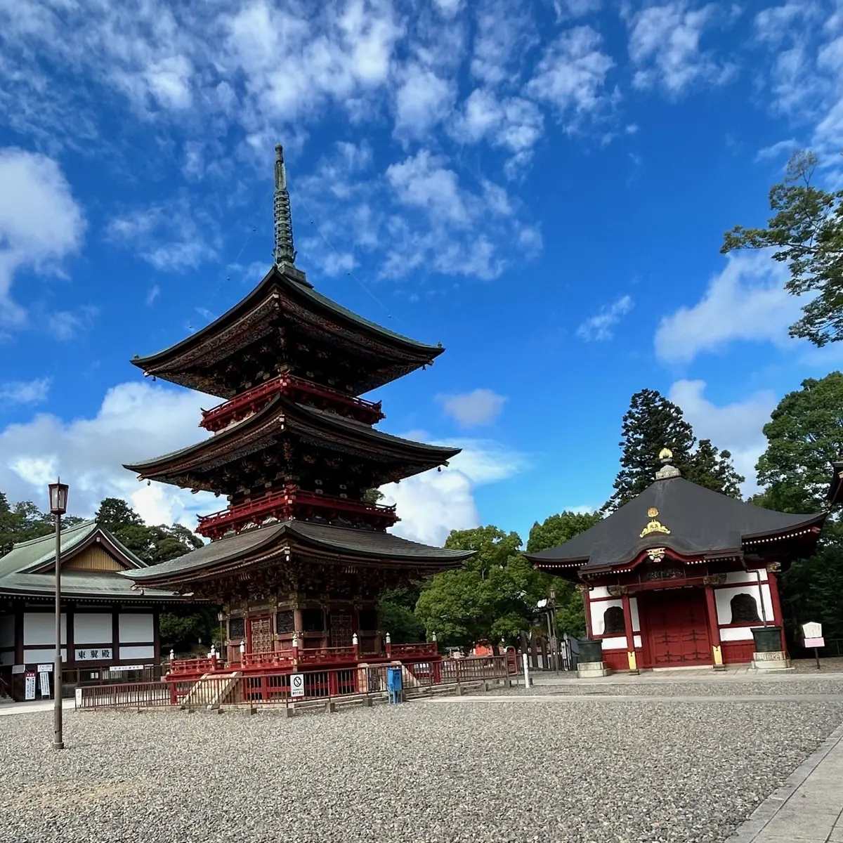青空に映える三重塔と一切経堂。