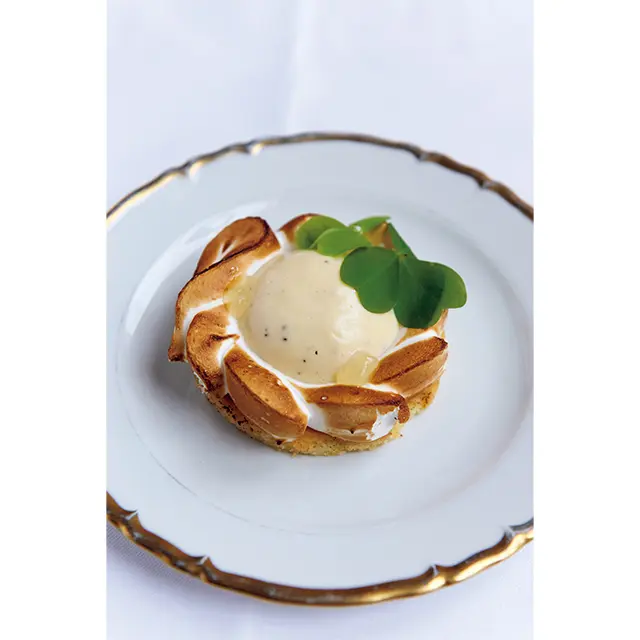 レモンタルトはフレンチの定番デザートだが、 ここではライム、マンゴー、さらにギニアショウガな どがアクセントになり、新鮮かつ繊細な味わいに。€ 12