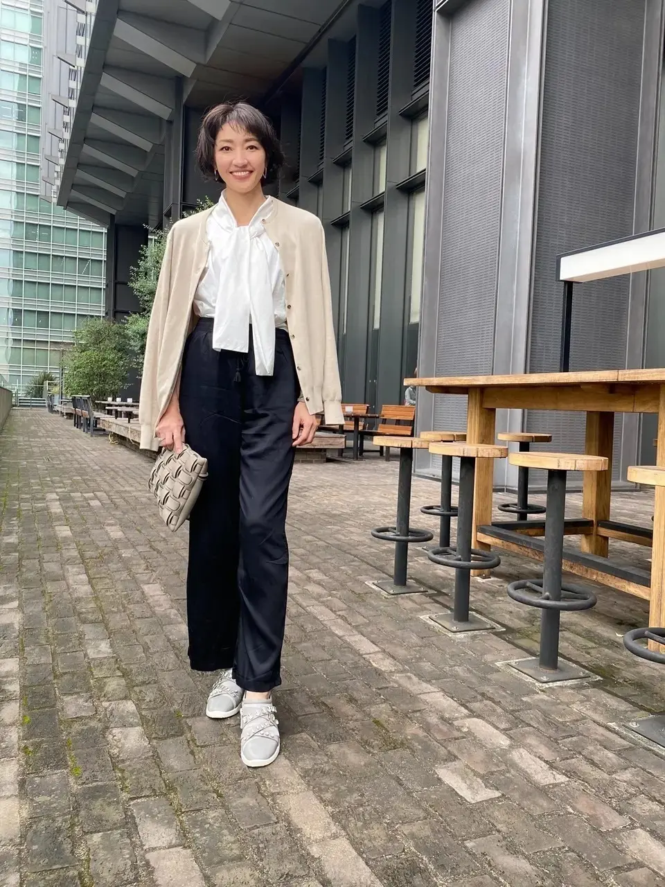 おしゃれな50代はここが違う！「スニーカーで外す」きれいめカジュアル