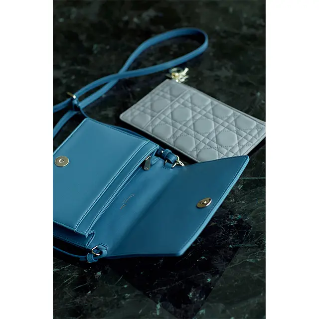 ポーチの中にはパッチポケットとジップポケット