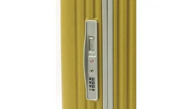 【POINT】 ケースわきのボタンをワンクリックするのみで簡単に解錠できる便利なロックシステムを採用。パカッと開くラクちんさが旅を快適に演出