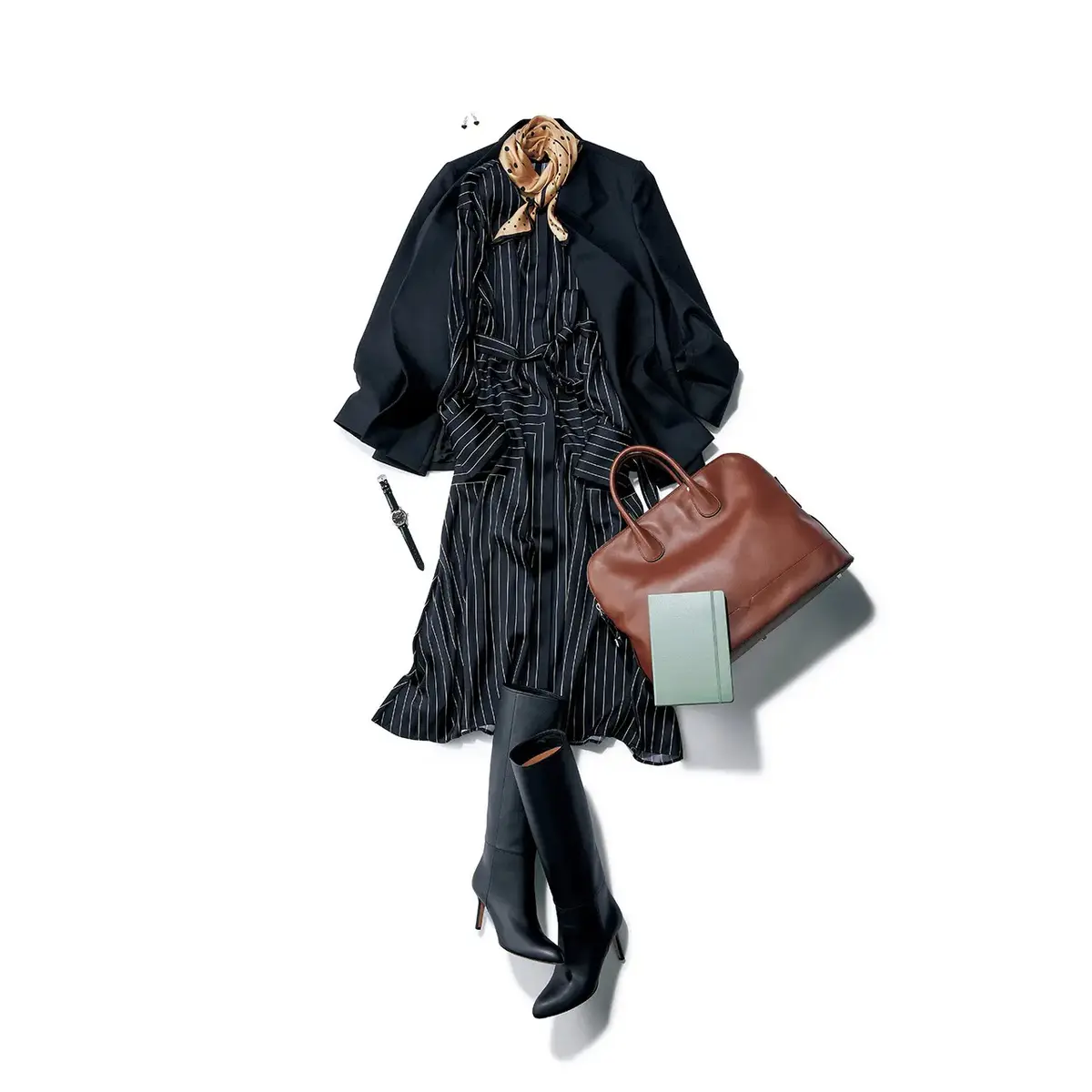 移動、商談、会食と多くのシーンを想定すべき出張スタイルは汎用性の高いワンピース＋ジャケットで