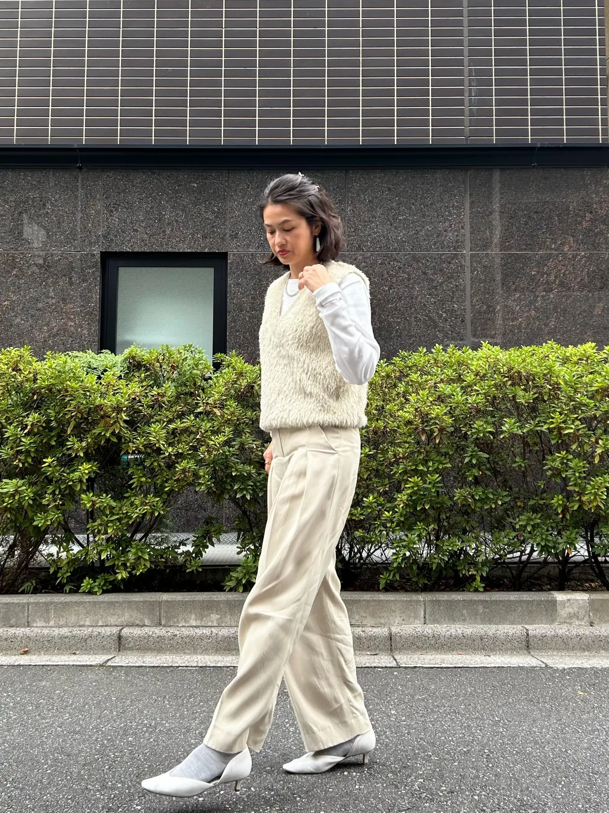 オールホワイトコーデ　エクリュ　ニットベスト　ラメ