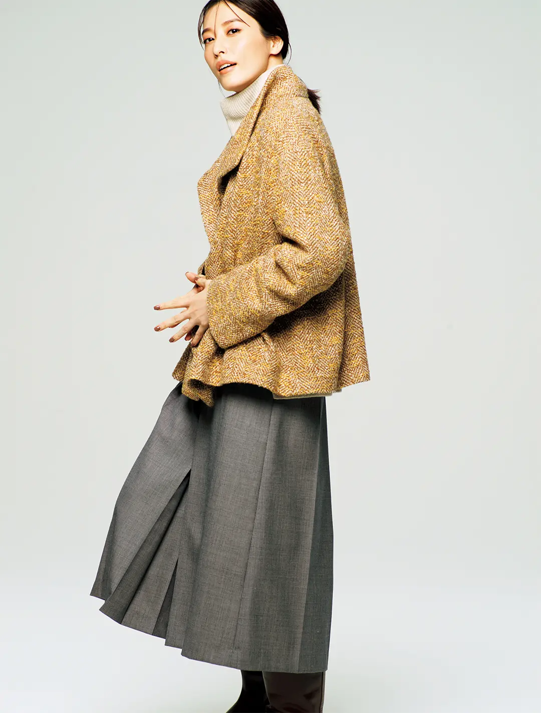 しなやかなスタンドカラーコート