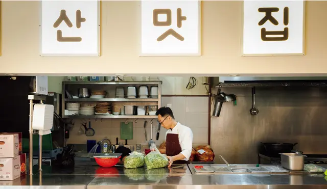 シェフのチョ・ジョンウォン氏は、調理だけでなくメニュー開発にも携わる。おかずも手作りを心がける