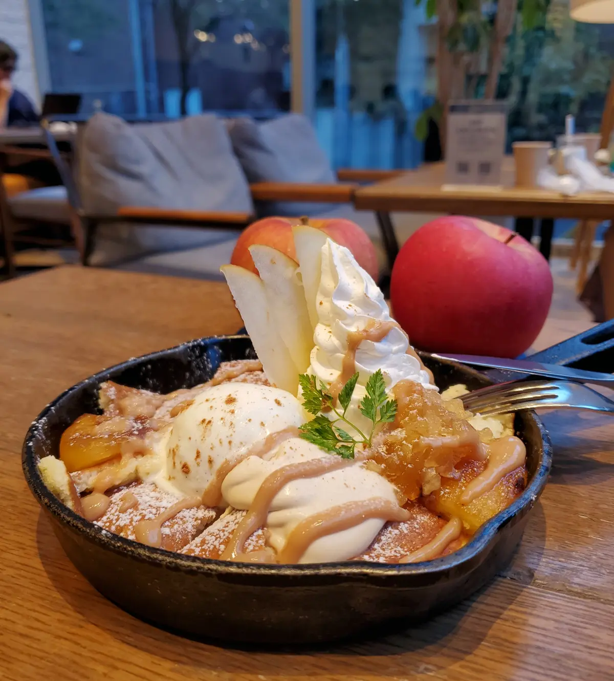 紅茶とリンゴのカイザーシュマーレン。1050円。二人でシェア。