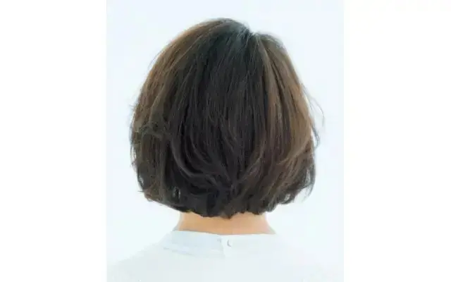 中央の短いWバングで小顔ボブ