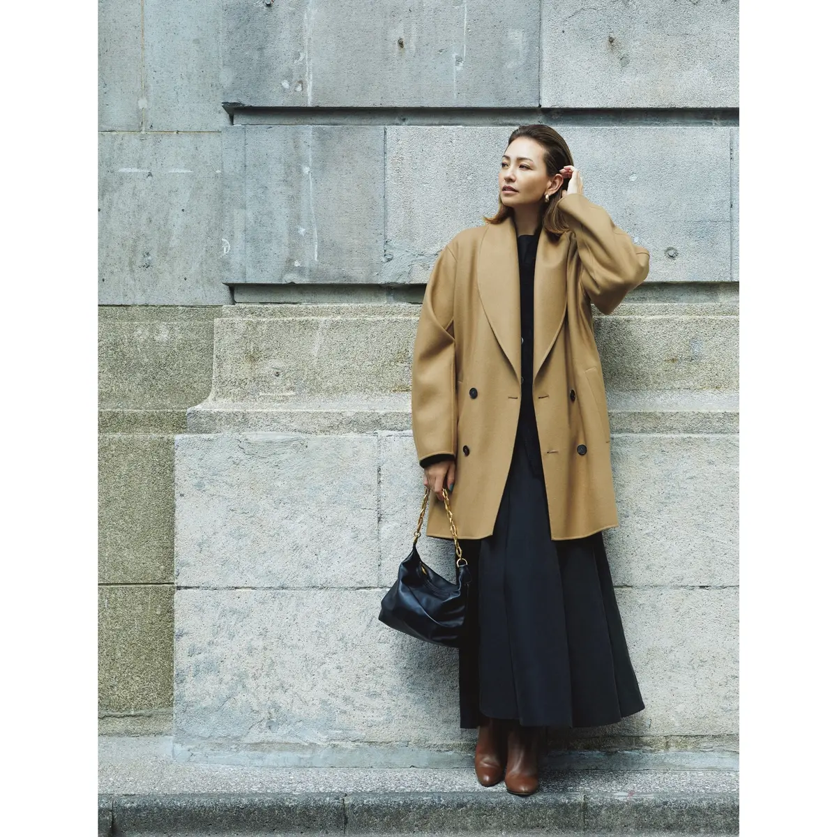 ベージュのオーバーサイズコートに黒フレアスカートのコーデ　モデル・RINA