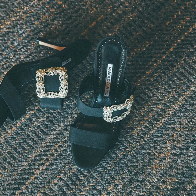 2年間のスニーカー生活に変化が！新たに手にしたのは「ビジューつきヒール靴」【富岡佳子 夏のプライベート・スタイル】