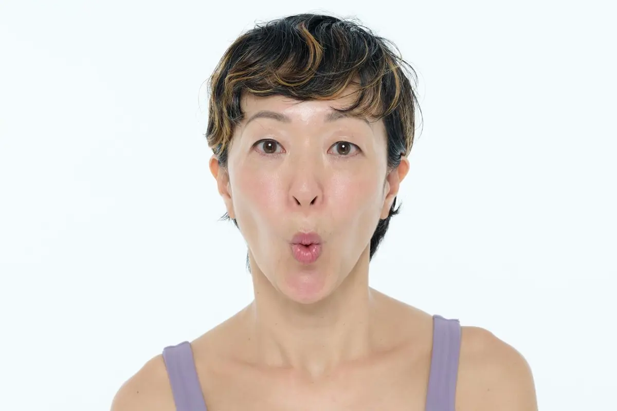OurAge×Webエクラ 40代50代　ゲソ顔対策エクササイズ 「オー」と声に出しながら、口をすぼめて口輪筋に力を入れる