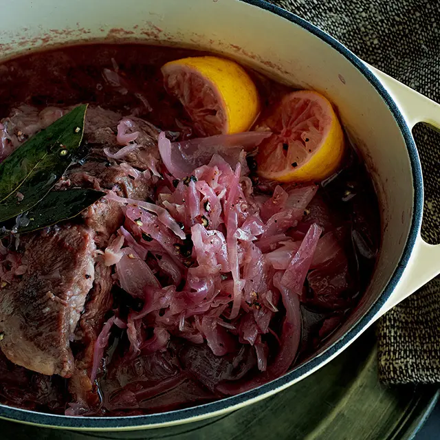 紫キャベツは煮込むと甘味たっぷりに