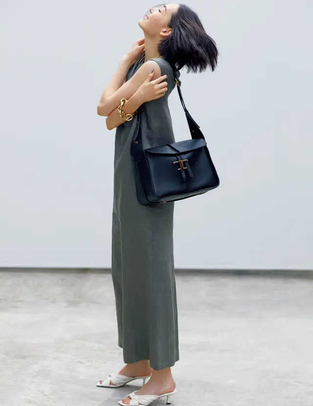 大きめサイズのメンズライクなショルダーバッグをコーデに効かせたLIZA