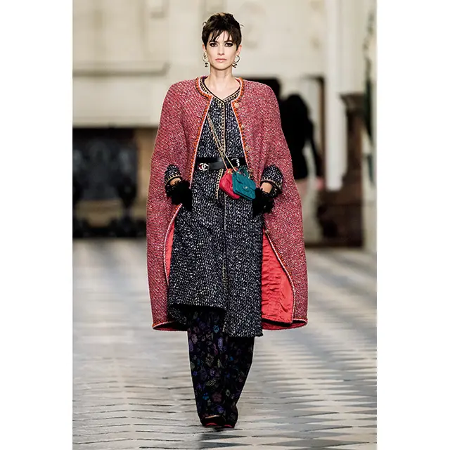 コレクションの舞台で  あるシュノンソー城のタ  ペストリーからインスパ  イアされた、ツイードの  ロングケープ