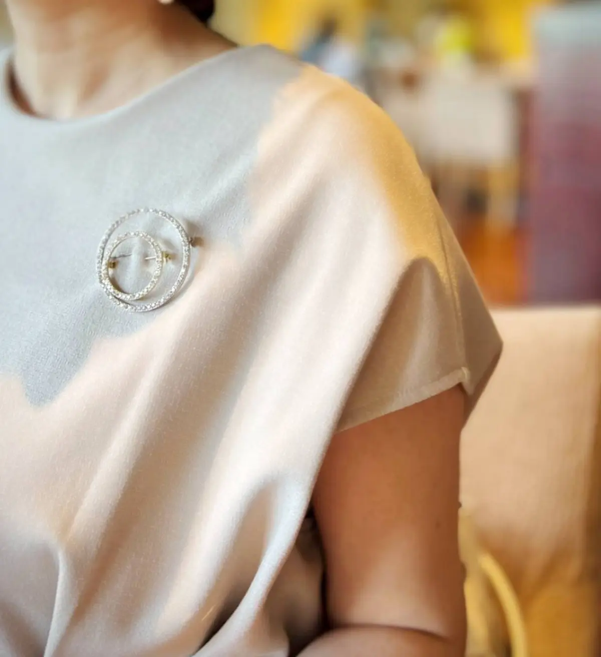 スタイルデリのワンピース、レスブリスのブローチ