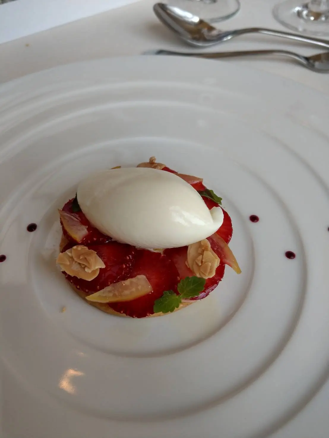 ミルクと塩のアイスクリーム、いちごタルト