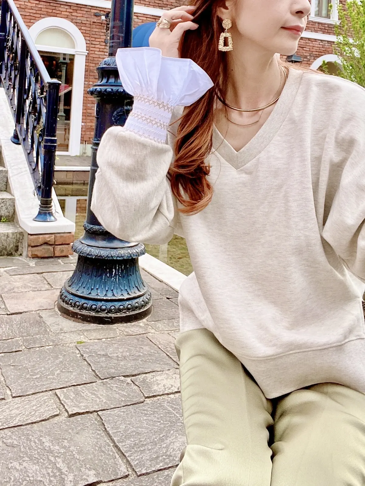 ゴールドのアクセサリーと合わせて