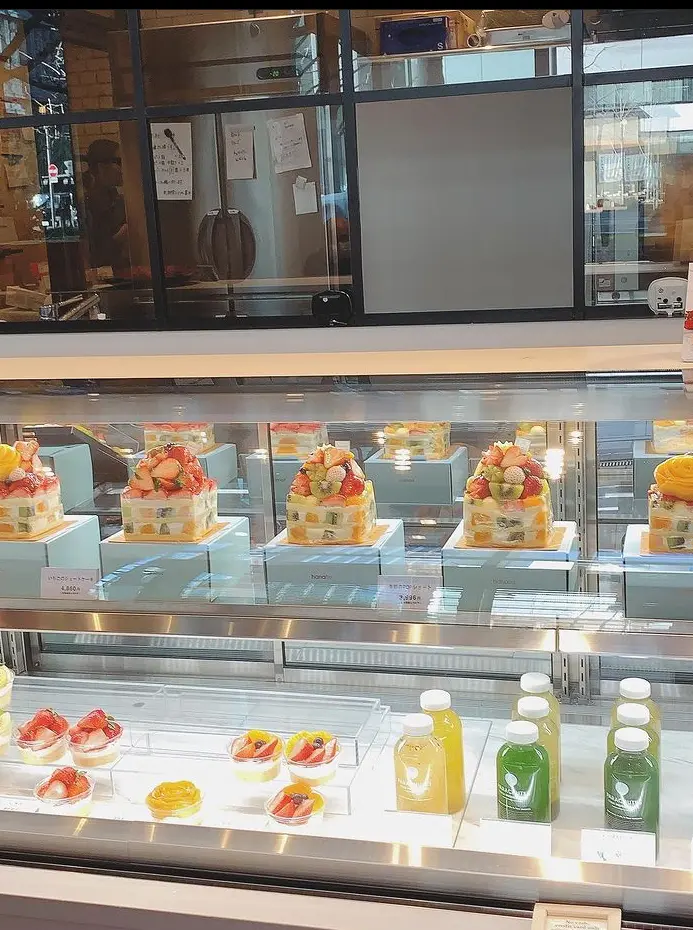 ショーウインドウのフルーツ盛沢山の、ホールケーキ