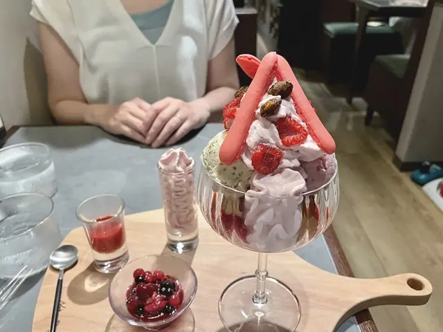 「喫茶パステト」ベリーのパフェ