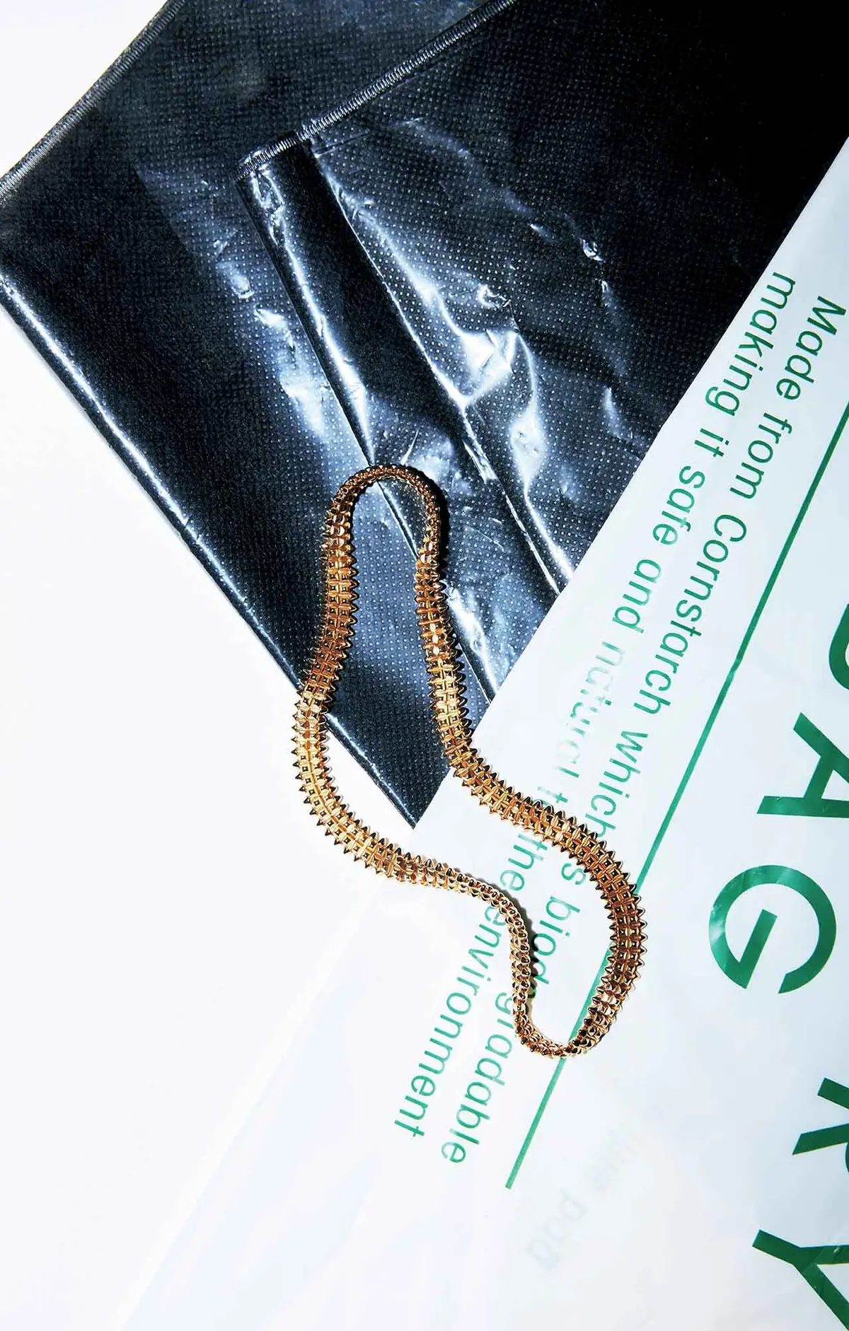 静謐な品格とアグレッシブな個性が同居する名品ジュエリー