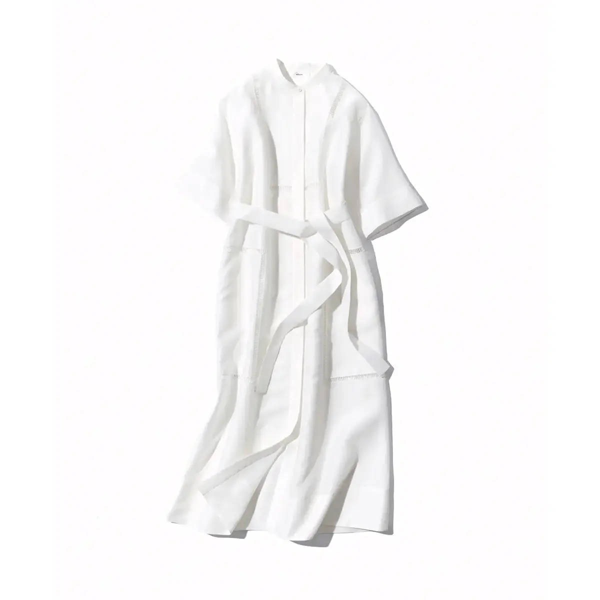 白のシャツワンピースは上質なオーガンジーを使用。