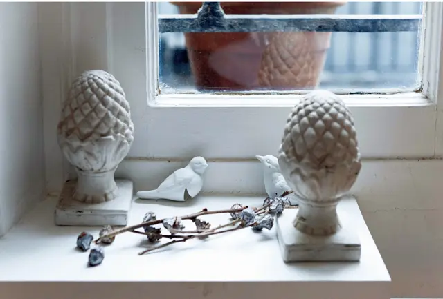 松かさのオブジェは、かなり昔に北フランスのリールのブロカントで購入したもの。小鳥のオブジェは娘からのプレゼント