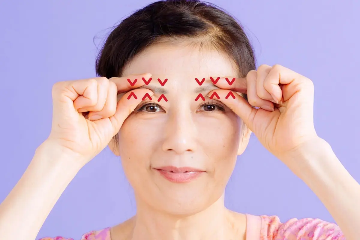 OurAge×Webエクラ　リンパケア　おでこのシワ　眉毛　挟む