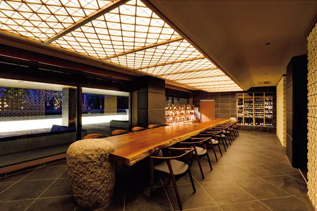 朝のコーヒーから夕方のシャンパーニュ、そして夜食……至れり尽くせりのバー