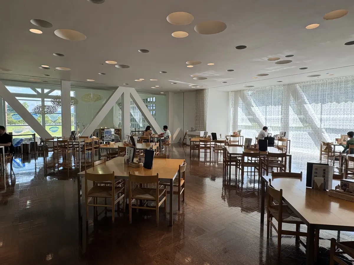 青森県立美術館　カフェ　4匹の猫