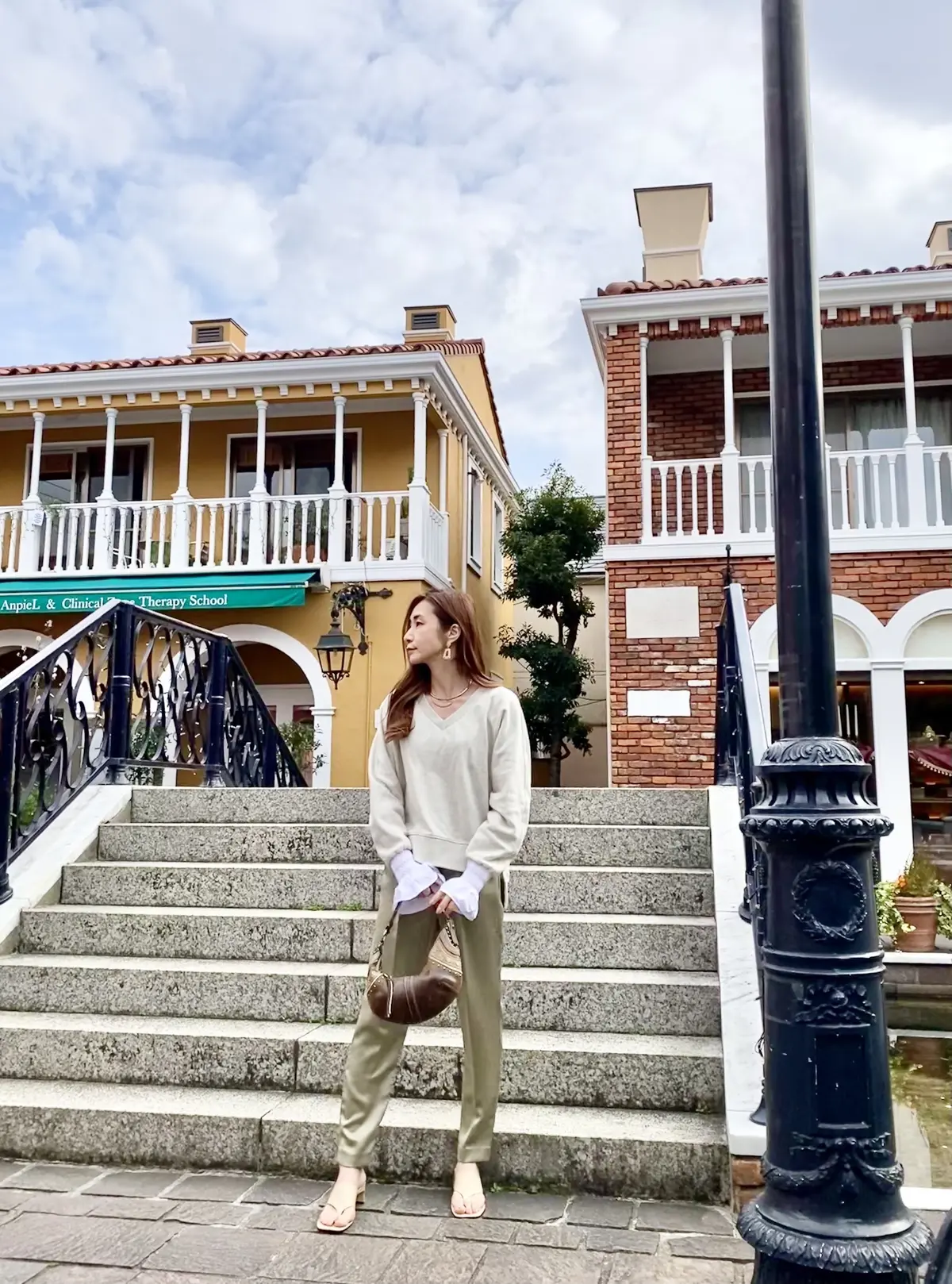 スウェットをツヤ感のあるグリーンのパンツに合わせて