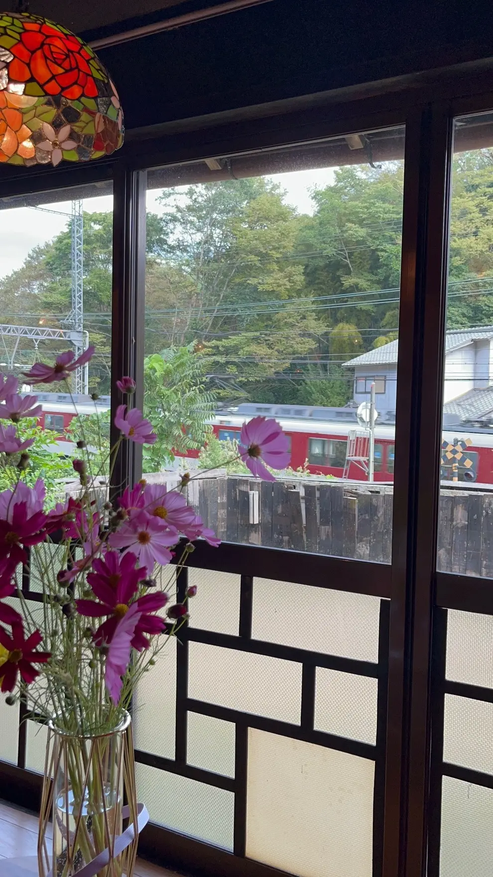 窓際の席へ。近鉄電車がすぐ近くを走ります。