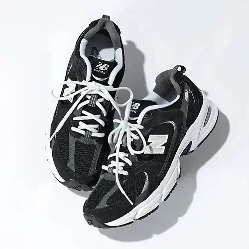 スウェード×メッシュでシックな装いにもフィット 定番のブラックスニーカー New Balance 530