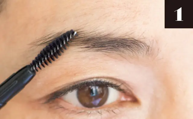 眉毛を上側にとかし上げておく