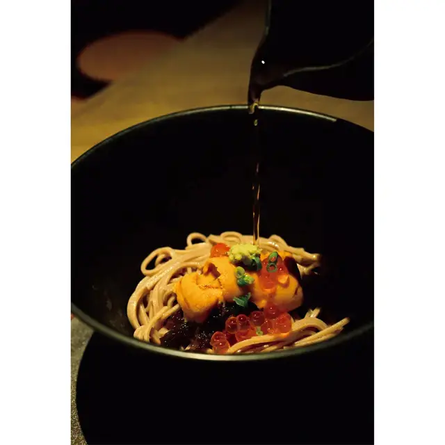 ヘルシーかつおいしさにも満足。島の食材を用いた和朝食も人気だ。夕食には、イタリアンを提供。魚介類をトマトで煮込んだシチュー「カチュッコ リヴォルネーゼ」は、シェアスタイルでどうぞ