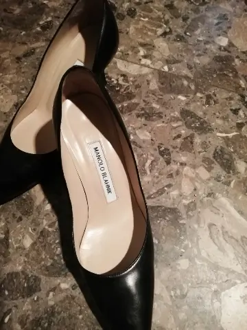 マノロブラニクのプレーンパンプス　黒