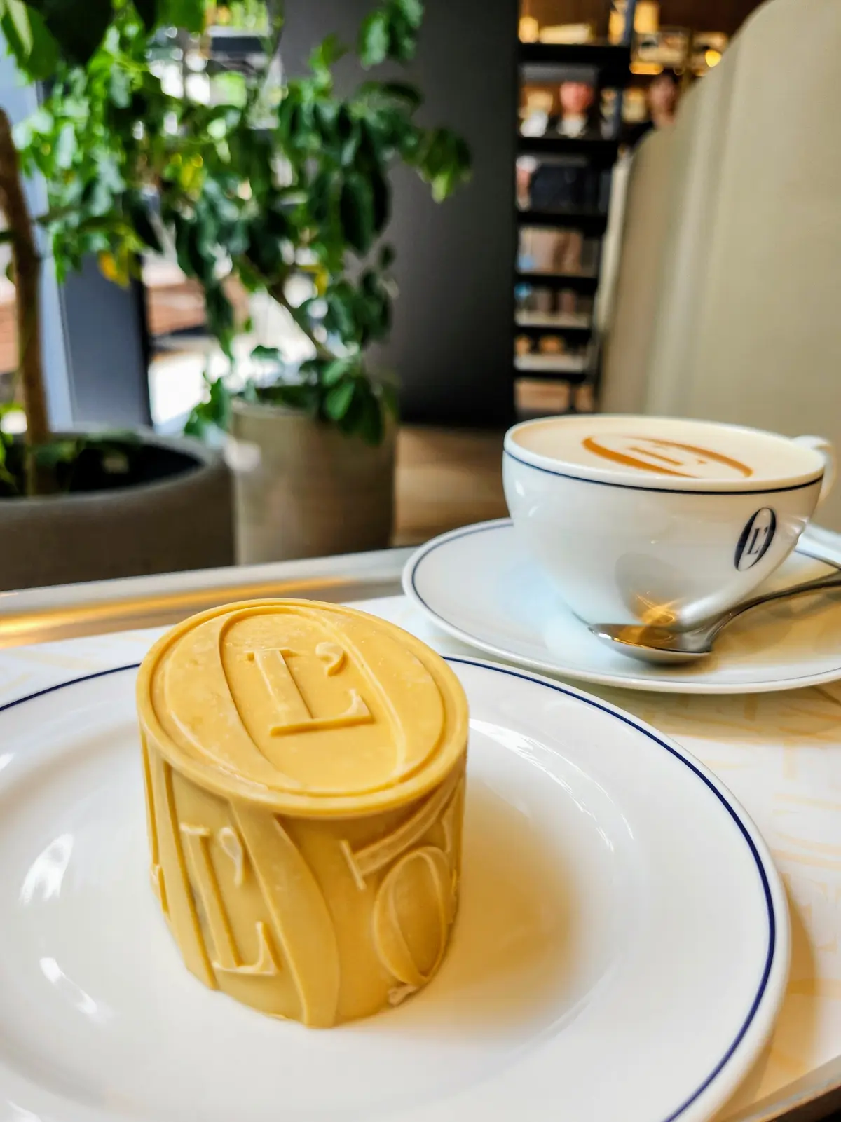 表参道カフェ、ロシフェルコーヒー、モカケーキ、ラテアート、40代ファッション、ネイビースタイル、L'OFFICIEL COFFEE