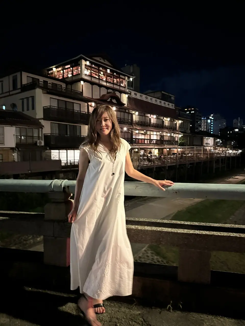 ホワイトワンピースで行く、京都鴨川納涼床の画像_13