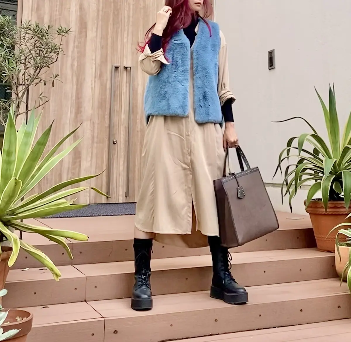 ブルーのファーベストとベージュのワンピース