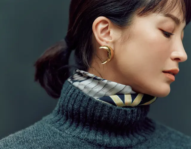 タートルネックの首もとにスカーフを仕込む上品テク