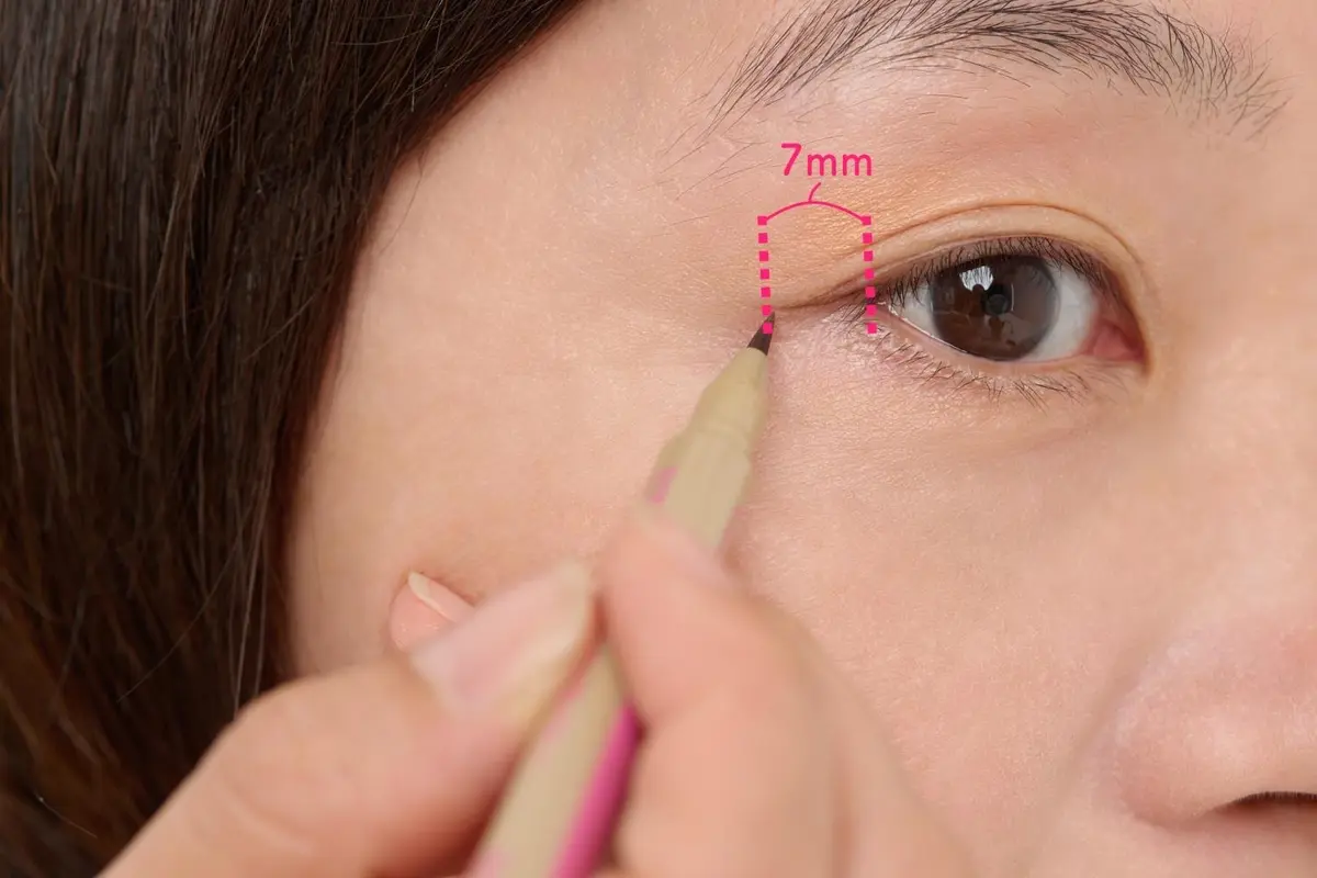 OurAge×Webエクラ 薄いブラウンのアイライナーで 目尻から水平にアイラインを引く